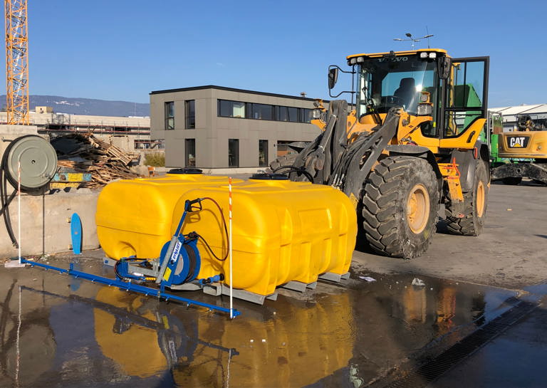 Strassenreinigungseinheit für eine Kehrichtsammelstelle